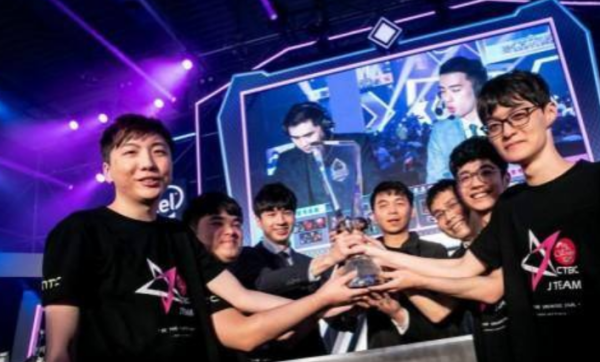 Tian 在 LPL 中三次获得亚军，与 Top Esports 一起。你如何评价 Tian 在 Top Esports 中的表现？