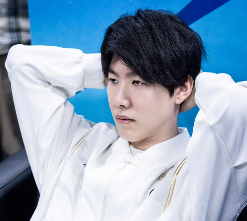 LPL主持余霜晒欧洲杯返图：这男主剧本给卢卡库拿到了！